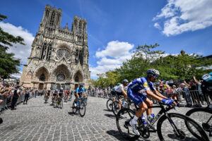 Le Tour de France devant la Cathédrale de Reims