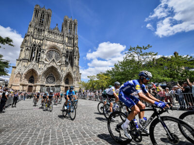 Le Tour de France devant la Cathédrale de Reims