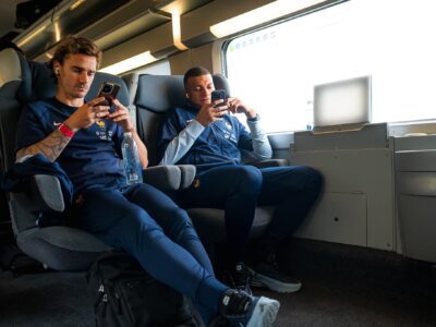 Antoine Griezmann & Kylian Mbappe dans le train avec les Bleus