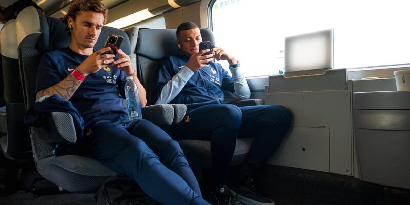 Antoine Griezmann & Kylian Mbappe dans le train avec les Bleus