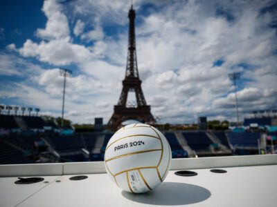 Balle de Volley Paris 2024 devant la Tour Eiffel