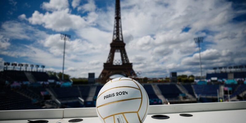 Balle de Volley Paris 2024 devant la Tour Eiffel