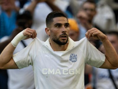 Neal Maupay x OM avec le maillot des 125 ans