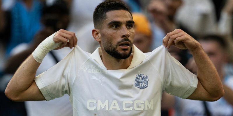 Neal Maupay x OM avec le maillot des 125 ans