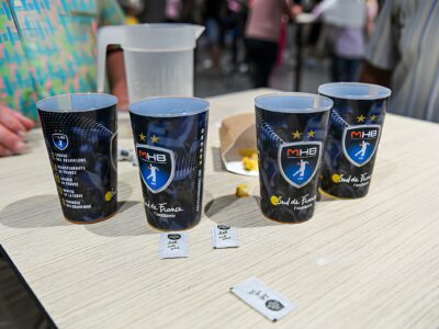 Plusieurs Ecocups du Montpellier Handball posées sur une table