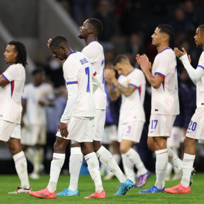 Les joueurs de l’équipe de France saluent leurs supporters