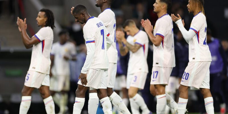 Les joueurs de l’équipe de France saluent leurs supporters