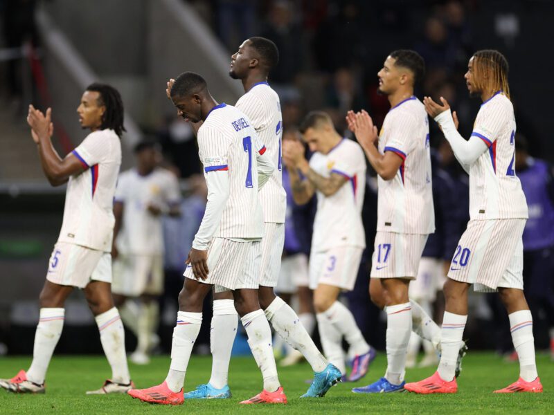 Les joueurs de l’équipe de France saluent leurs supporters